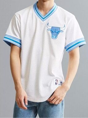 Mitchell&Ness White/Blue V-Neck Chicago Bulls  Jersey with Blue Trim size M